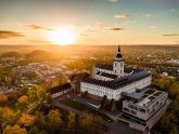Tourismus Siegburg Blick auf den Michaelsberg aus der Vogelperspektive umrundet von der Stadt