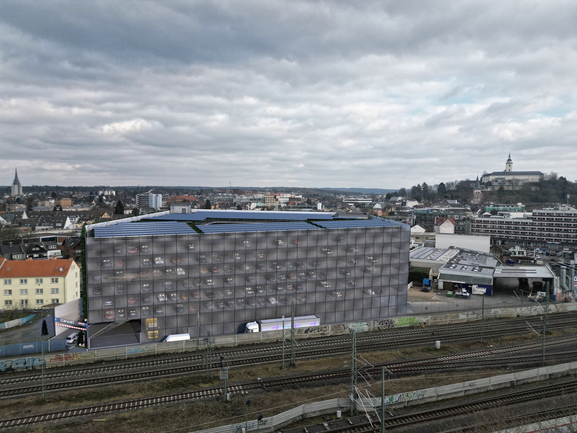 Hier ist das Parkhaus Haufeld aus Richtung der Bahntrasse zu sehen.