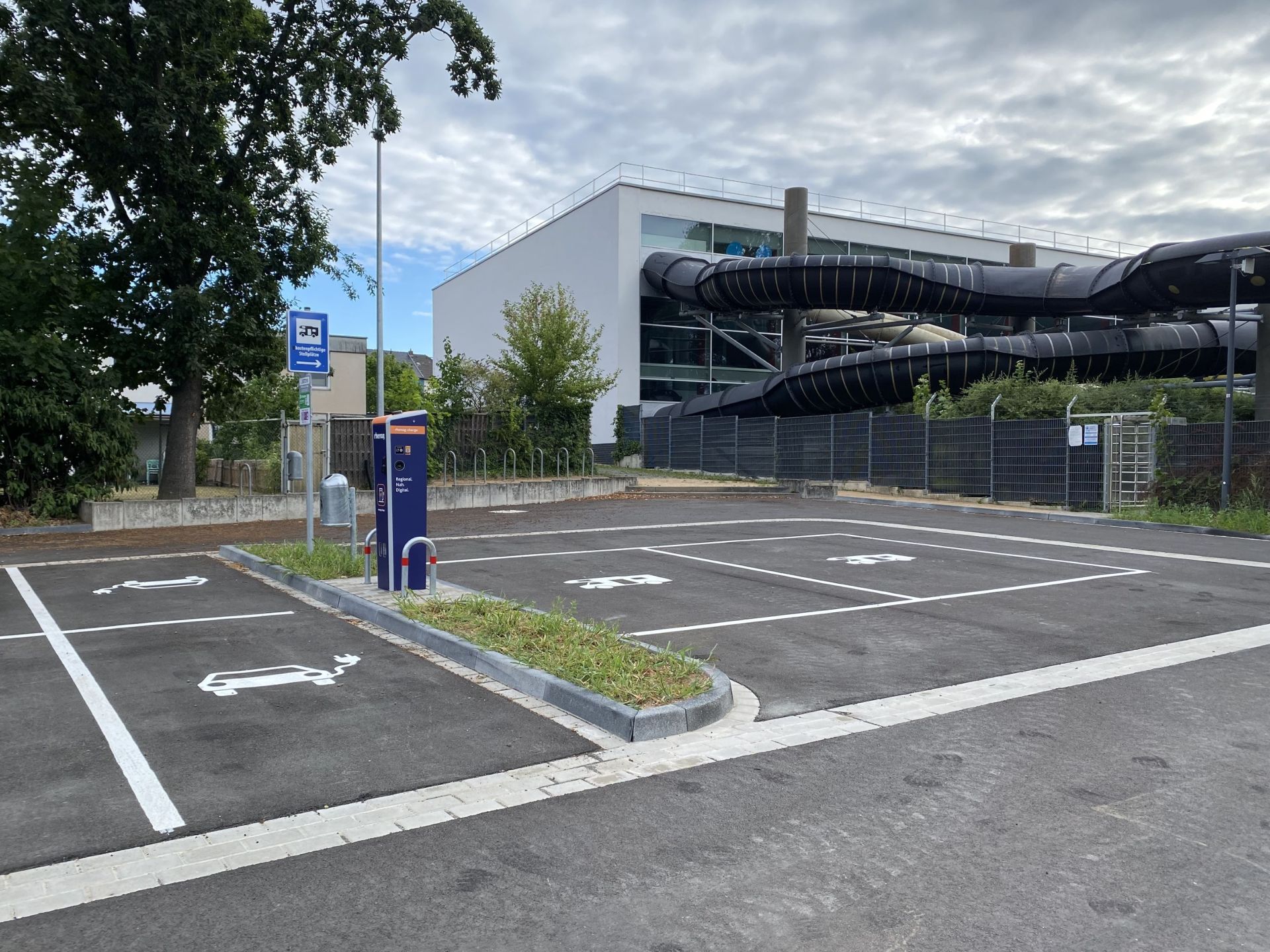 Hier sind die Wohnmobilstellplätze des Parkplatz 2 des Freizeitbades Oktopus