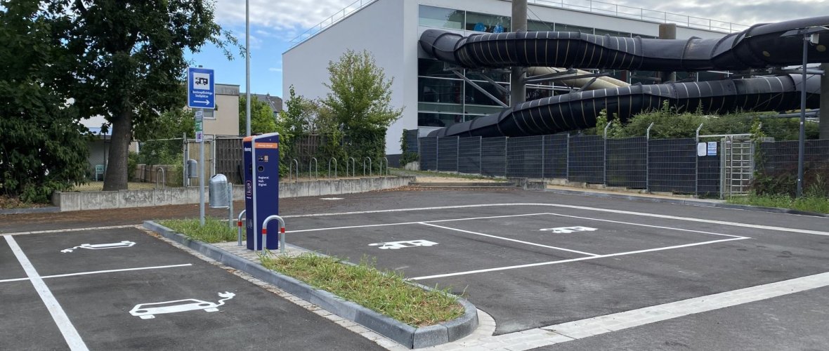 Hier sind die Wohnmobilstellplätze des Parkplatz 2 des Freizeitbades Oktopus