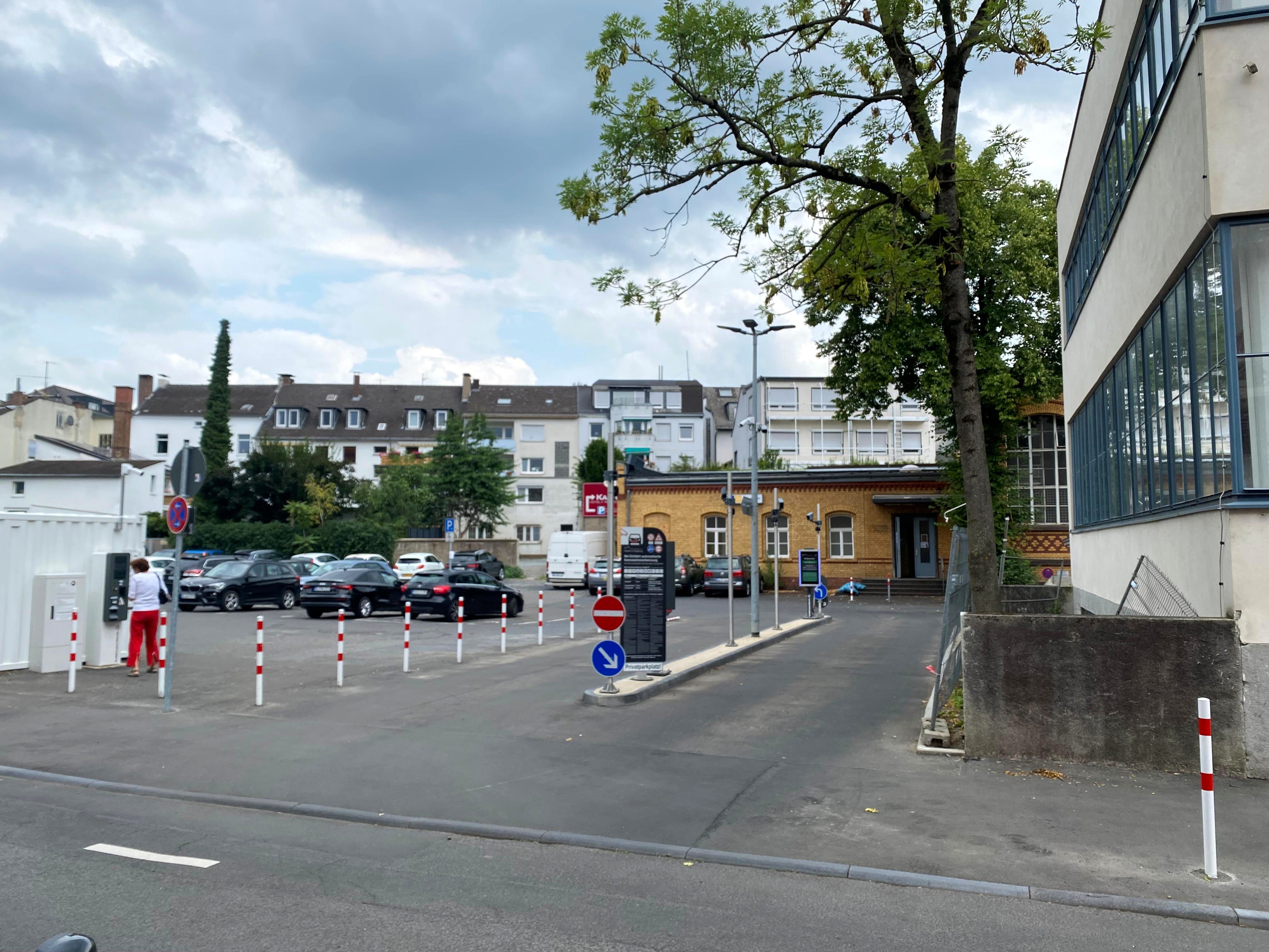 Hier ist die Ein- und Ausfahrt des Parkplatzes Volkshochschule zu sehen.