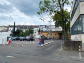 Parkplatz Volkshochschule Hier ist die Ein- und Ausfahrt des Parkplatzes Volkshochschule zu sehen.