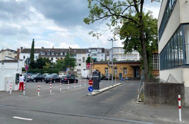 Hier ist die Ein- und Ausfahrt des Parkplatzes Volkshochschule zu sehen.