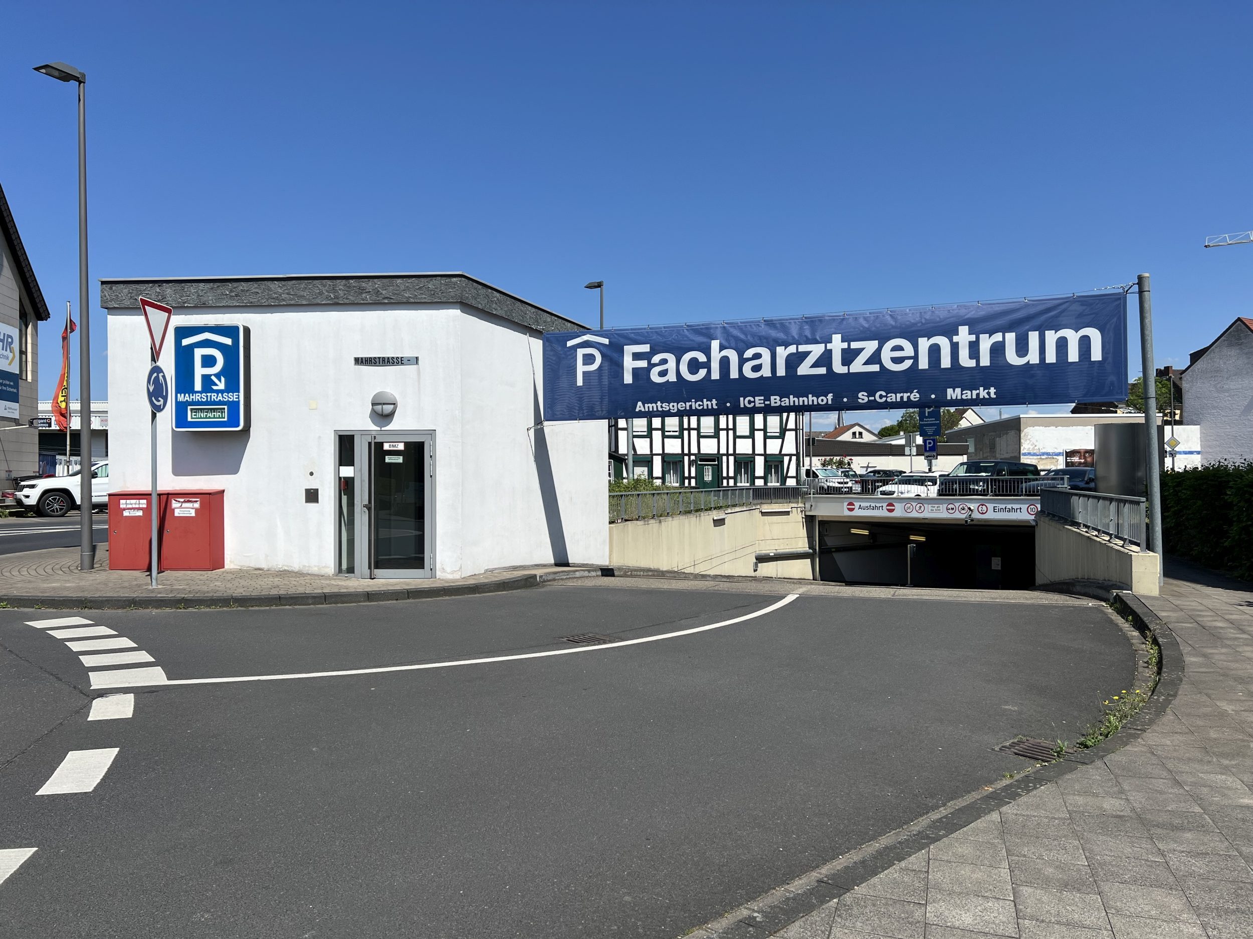 Tiefgarage Facharztzentrum Einfahrt von der Mahrstr.